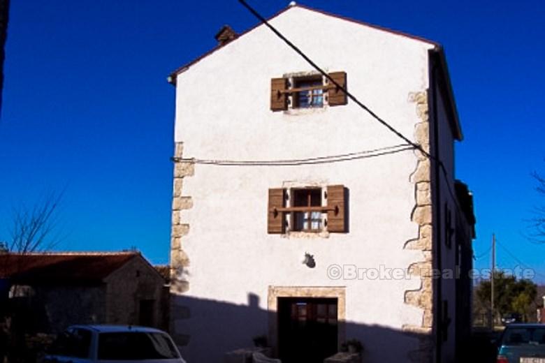 Kuća na 3 etaže, na prodaju