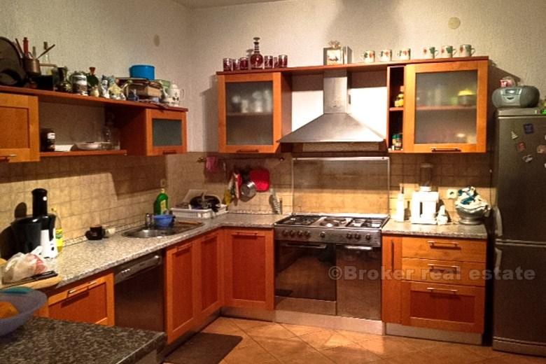 Dom rodzinny z widokiem na morze, na sprzedaż