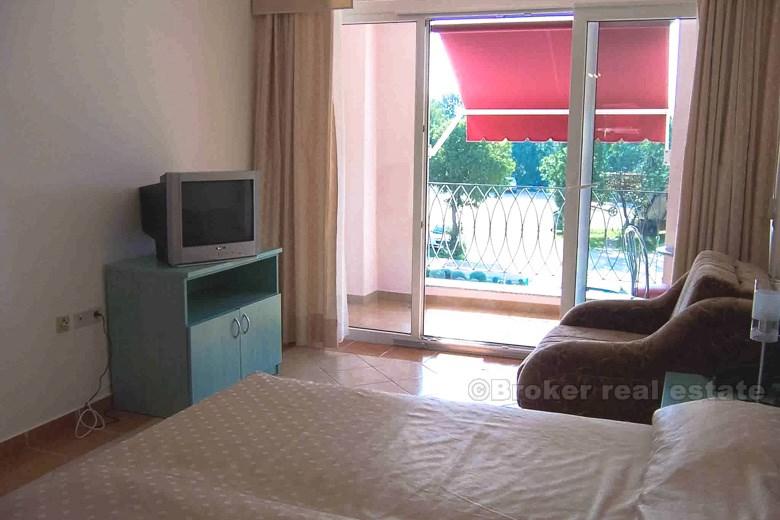 Hôtel surplombant la mer, à vendre