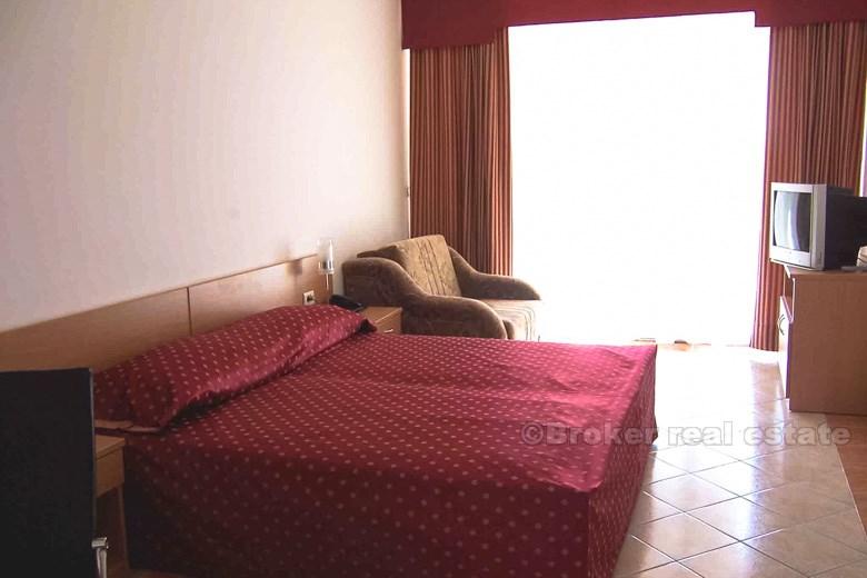 Отель с видом на море, на продажу