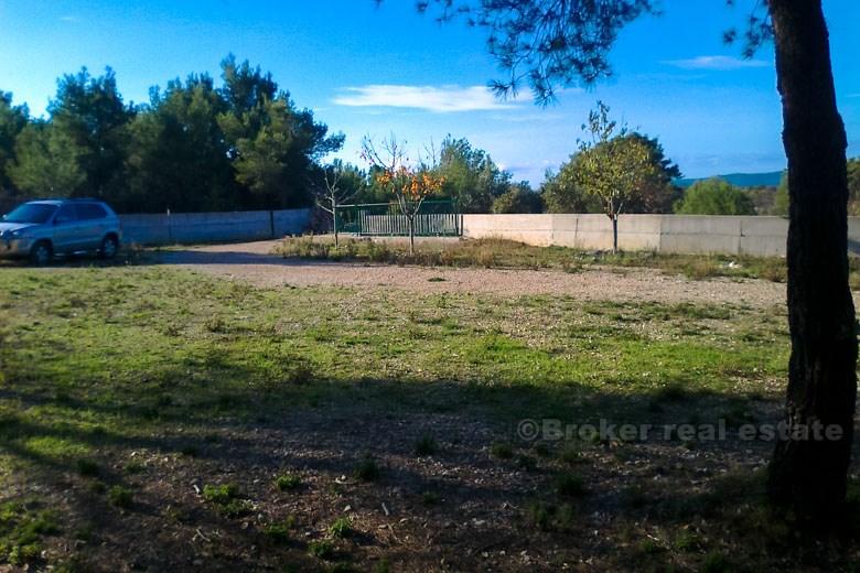 Agricultural land with 2 houses