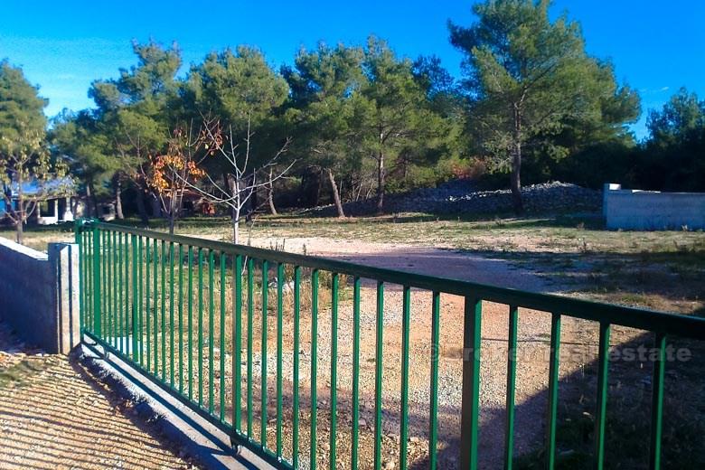 Poljoprivredno zemljište sa 2 kuće