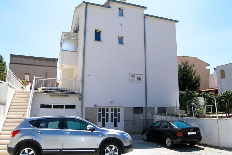 2 appartements et locaux commerciaux