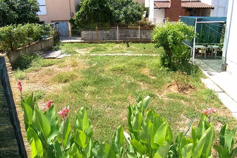 2 lägenheter och affärslokaler