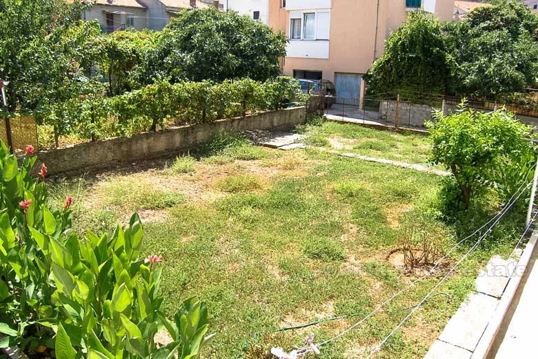 2 lägenheter och affärslokaler