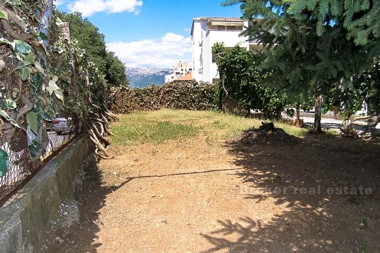 2 lägenheter och affärslokaler