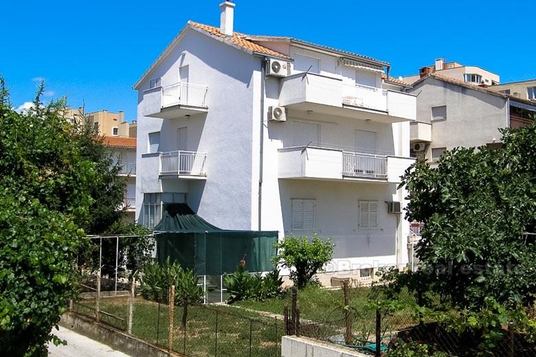 2 apartments and business premises