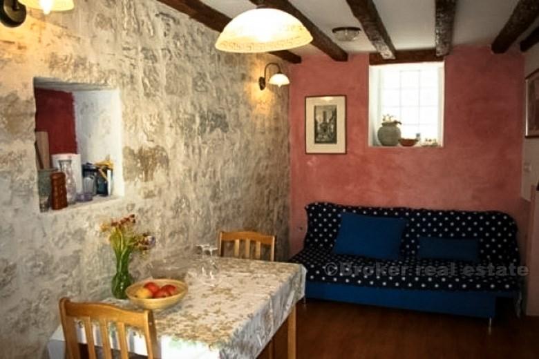 Starý kamenný dům v centru města