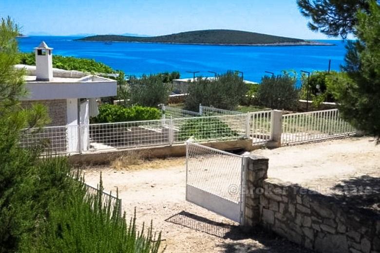 Романтический дом с садом