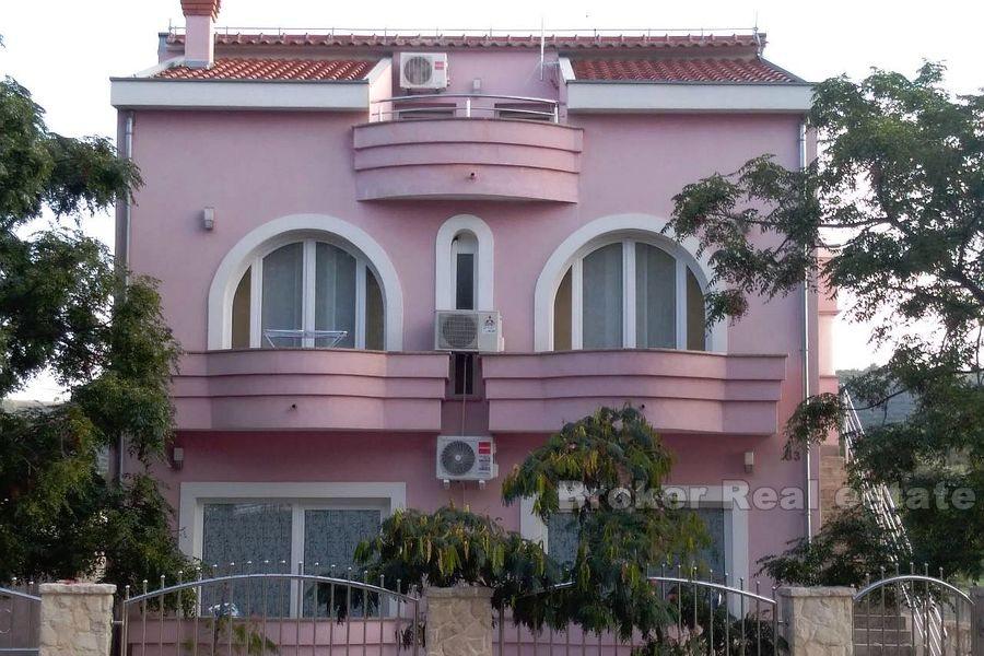 In der Nähe von Zadar, Haus neben dem Yachthafen