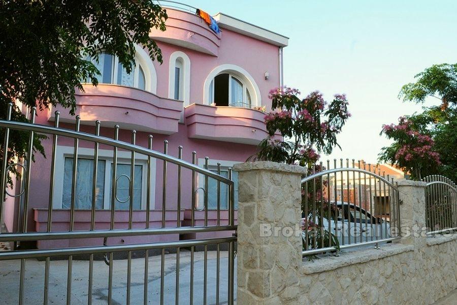 Près de Zadar, maison à côté de la marina