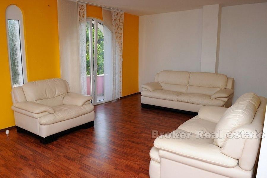 Près de Zadar, maison à côté de la marina