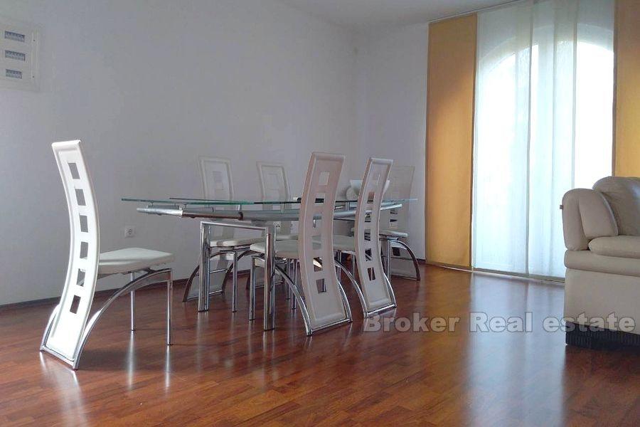 Près de Zadar, maison à côté de la marina