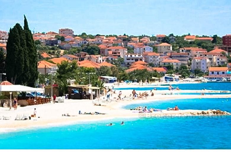 Недавно отремонтированный дом на двух этажах