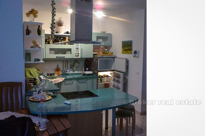 Appartement meublé au rez-de-chaussée, à vendre