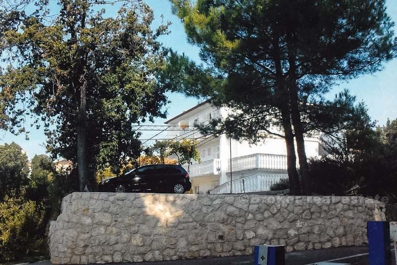 Casa con un bel giardino, in vendita