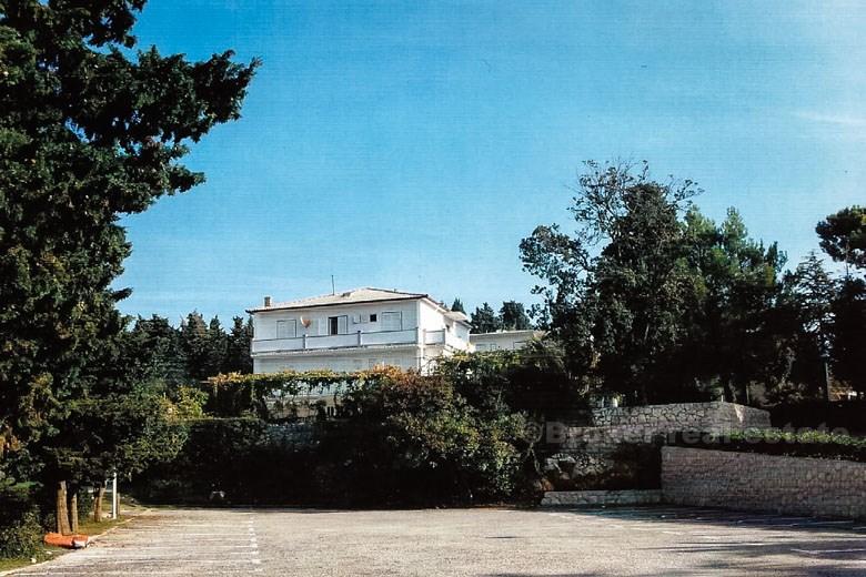 Casa con un bel giardino, in vendita