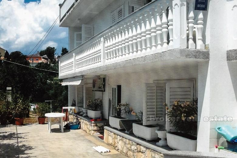 Casa con un bel giardino, in vendita