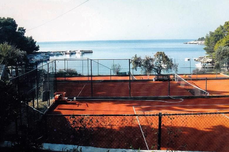 Casa con un bel giardino, in vendita