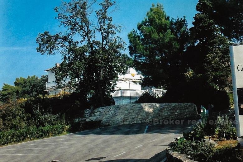 Casa con un bel giardino, in vendita
