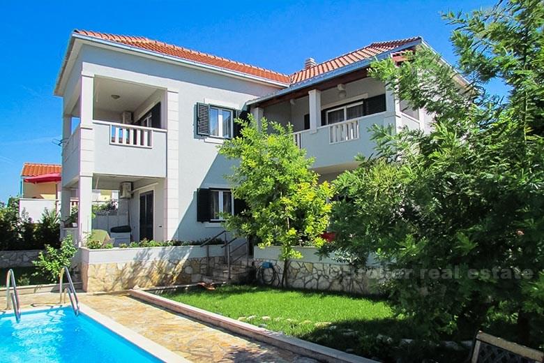 Novoizgrađena kuća s bazenom, za najam