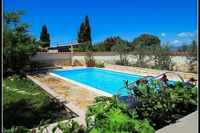 Maison nouvellement construite avec piscine, à louer