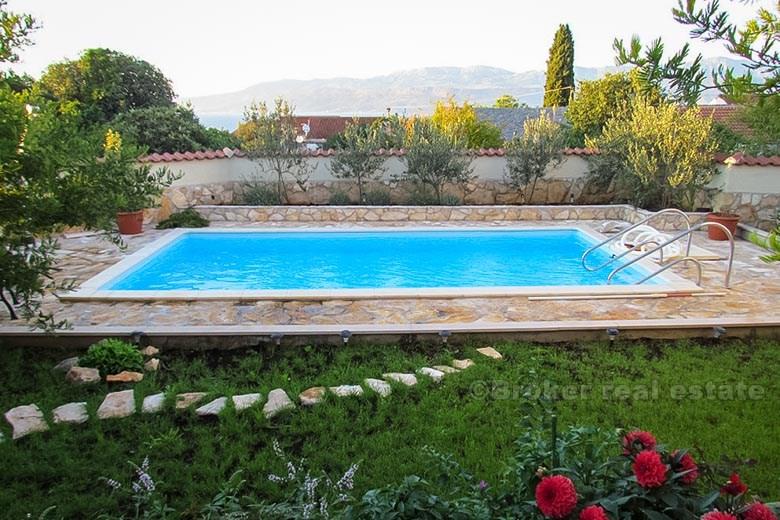 Maison nouvellement construite avec piscine, à louer