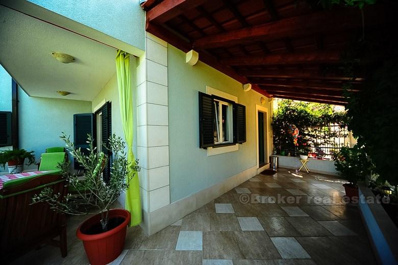 Novoizgrađena kuća s bazenom, za najam