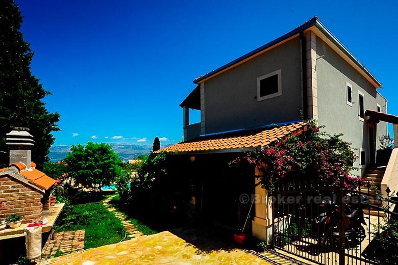 Newly built house with swimming pool, for rent