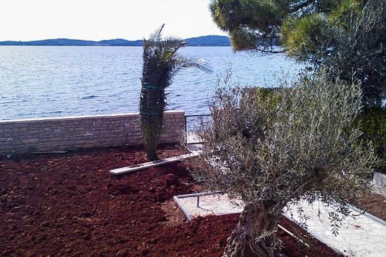 House first row to the sea, for sale