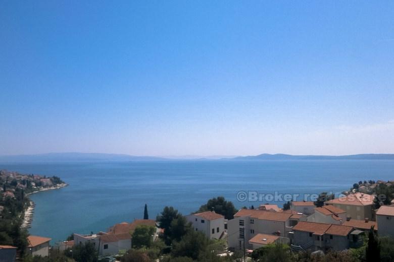 Family house with three apartments, for sale