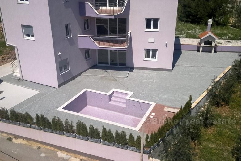 Maison familiale avec trois appartements, à vendre