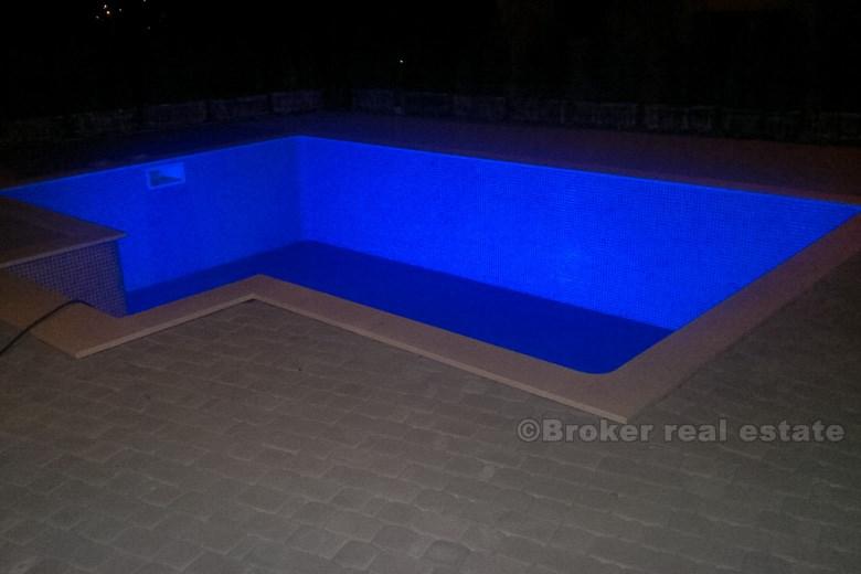 Obiteljska kuća sa tri stana, na prodaju