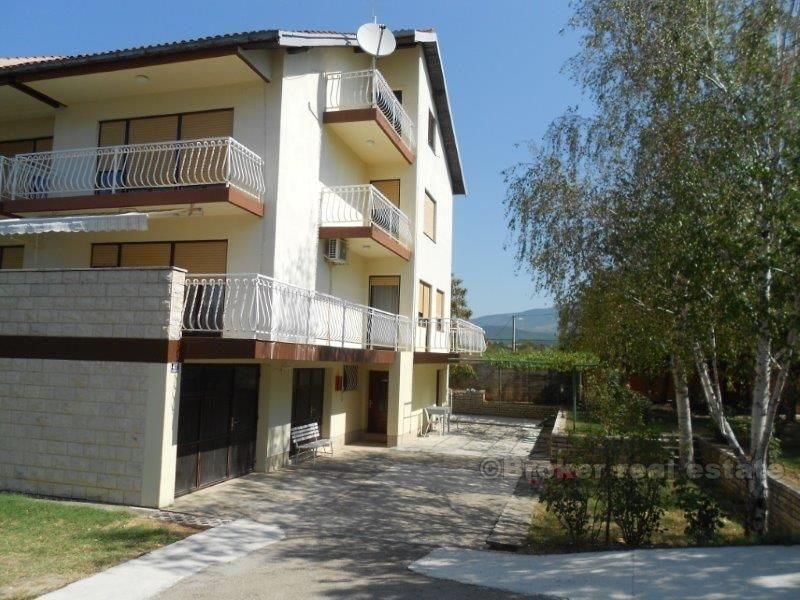 To identiske hus, til salgs