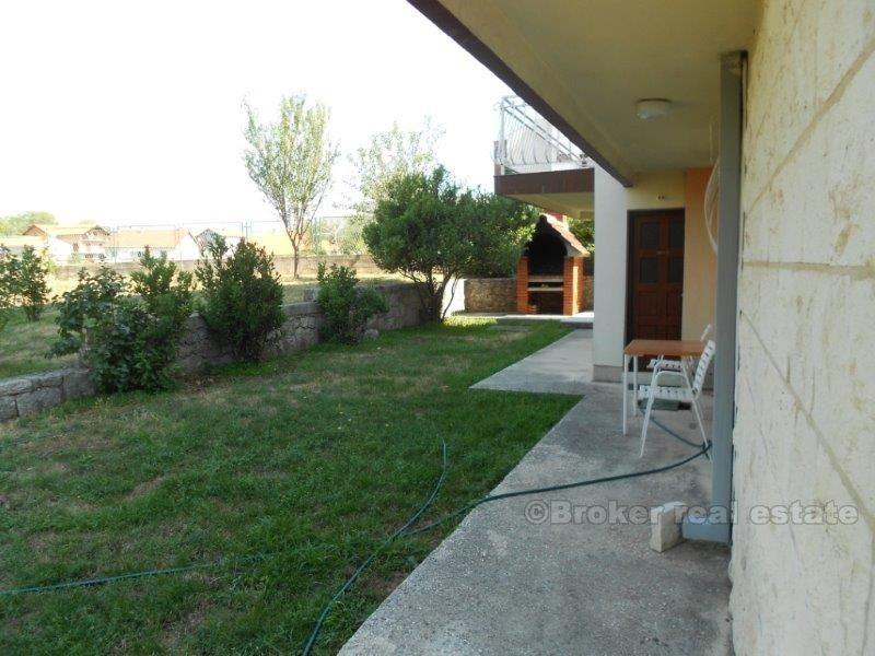 Två identiska hus, till salu