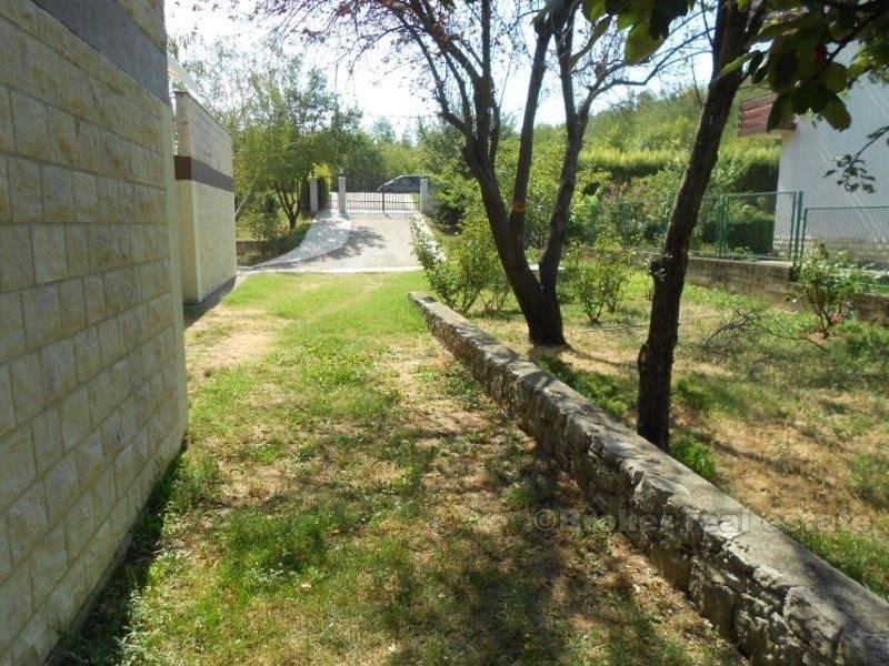 To identiske hus, til salgs