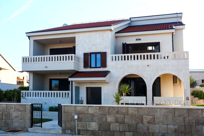 Villa perchée dans une belle baie, à vendre