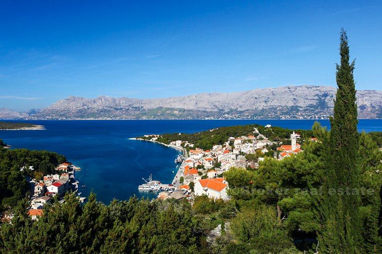 Villa perched in a beautiful bay, for sale