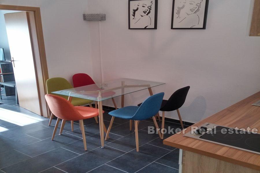 Lägenhetshus med en rymlig trädgård