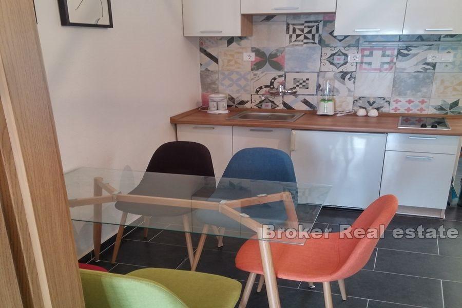 Lägenhetshus med en rymlig trädgård