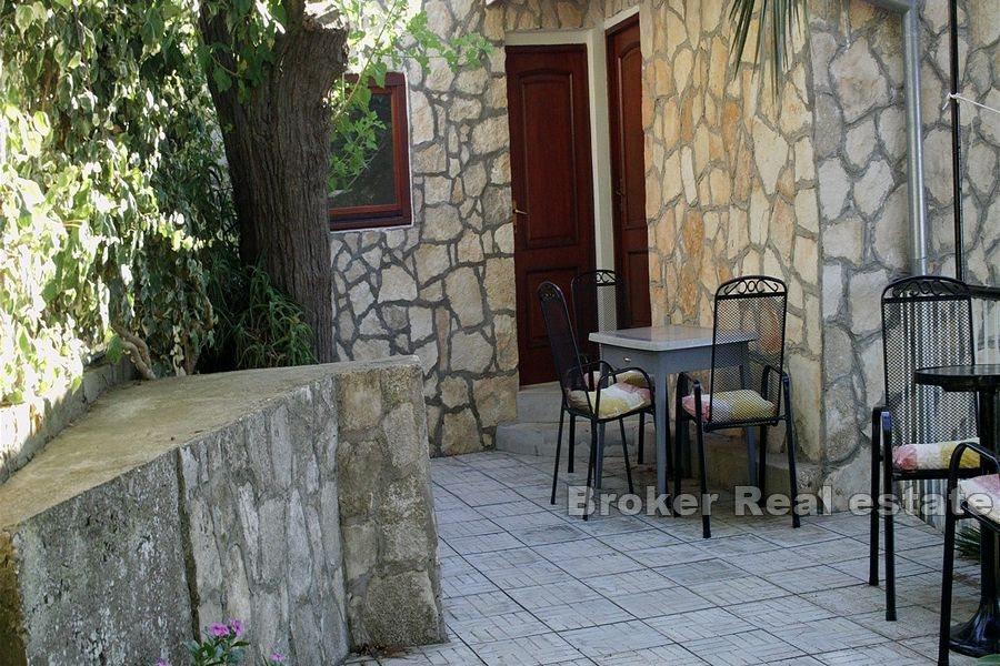 Apartmenthaus mit großem Garten