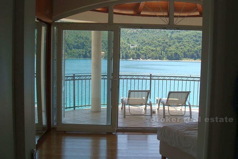 Schöne Villa direkt über der Adria