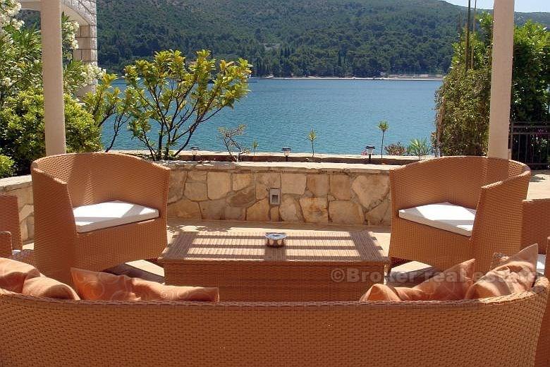 Schöne Villa direkt über der Adria