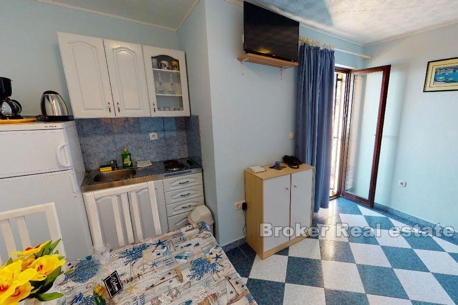 Dom z apartamentami z widokiem na morze