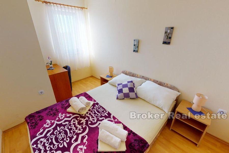 Dom z apartamentami z widokiem na morze