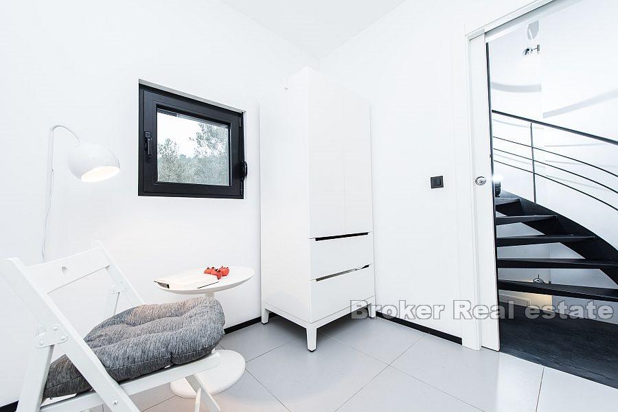 House overlooking the sea