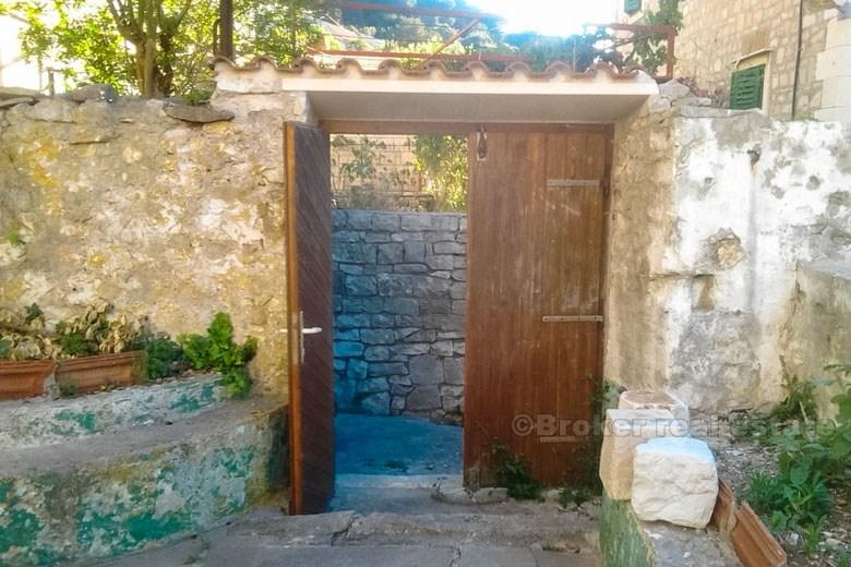 Stara mediteranska kuća za adaptaciju, na prodaju