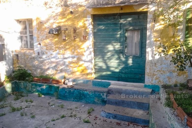 Stara mediteranska kuća za adaptaciju, na prodaju