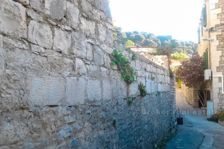 Stara mediteranska kuća za adaptaciju, na prodaju