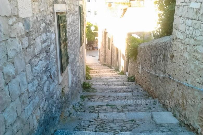 Stara mediteranska kuća za adaptaciju, na prodaju